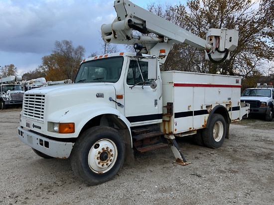 (Des Moines, IA) Altec TA40, Articulating & Telescopic Bucket Truck mounted behind cab on 1999 Inter