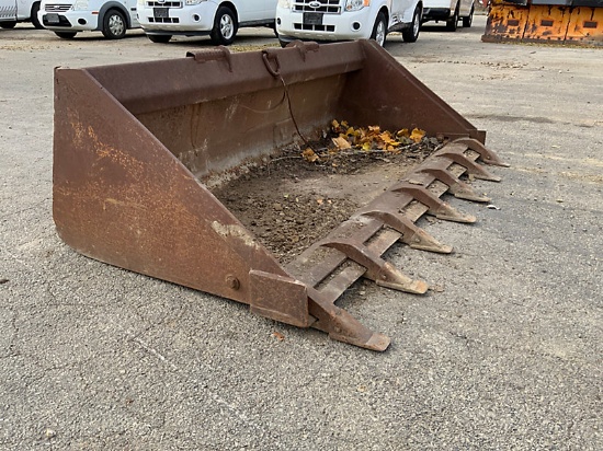 (South Beloit, IL) 70in skid steer bucket NOTE: This unit is being sold AS IS/WHERE IS via Timed Auc