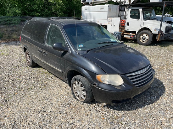 (Shrewsbury, MA) 2007 Chrysler Town & Country Mini Passenger Van, (No Title; AS IS; Vehicle Abandone