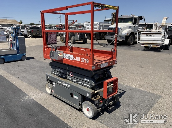 (Dixon, CA) 2018 SkyJack SJIII-3219 Self-Propelled Scissor Lift Runs, Moves, & Operates