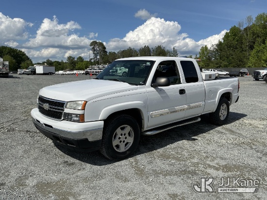 (China Grove, NC) 2007 Chevrolet Silverado 1500 4x4 Extended-Cab Pickup Truck Runs & Moves) (Airbag