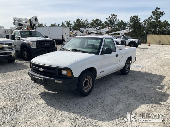(Villa Rica, GA) 1997 Chevrolet S10 Pickup Truck Runs & Moves) (Body/Paint Damage
