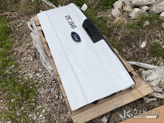 (Des Moines, IA) Ford F150/F250 Tailgate NOTE: This unit is being sold AS IS/WHERE IS via Timed Auct
