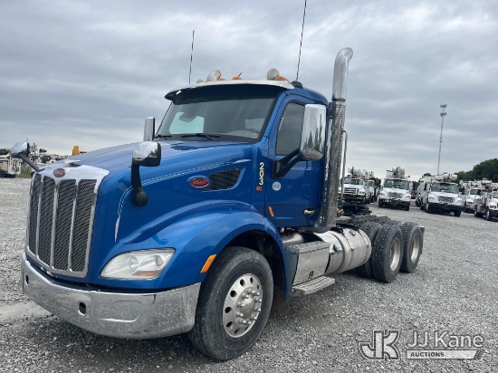 (Hawk Point, MO) 2015 Peterbilt 579 T/A Truck Tractor Runs & Moves) (PTO Engages, Cracked Windshield