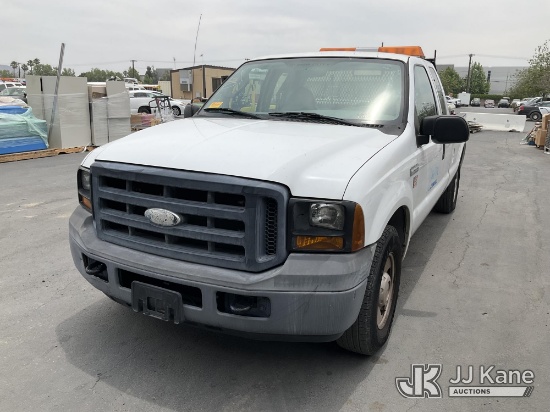 (Jurupa Valley, CA) 2006 Ford F-250 Extended-Cab Pickup Truck Runs & Moves) (Lift Non-Operational