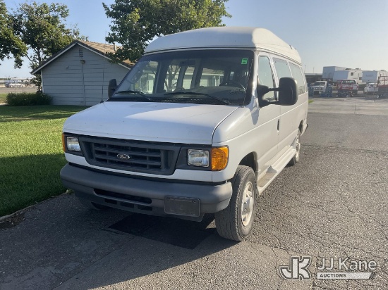 (Dixon, CA) 2007 Ford E350 Extended Cargo Van Runs & Moves) (Lift Gate Operates, Left Taillight Slig