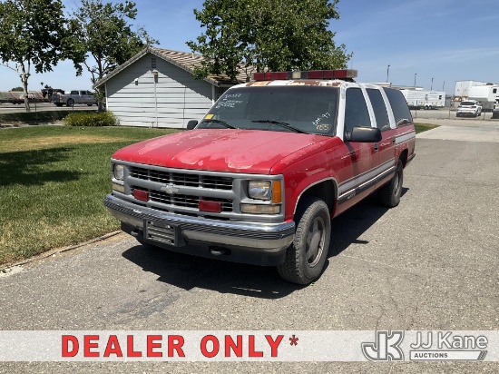 (Dixon, CA) 1997 Chevrolet K1500 Suburban 4x4 4-Door Sport Utility Vehicle Runs & Moves) (Tail Light