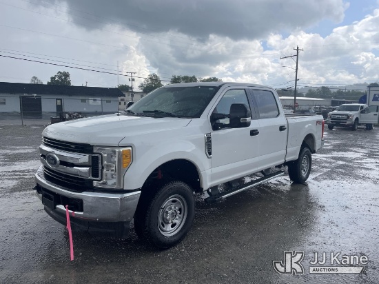 (Chattanooga, TN) 2017 Ford F250 4x4 Crew-Cab Pickup Truck Runs & Moves) (TPMS Light On