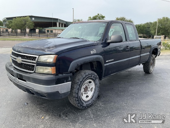 (Ocala, FL) 2006 Chevrolet Silverado 2500HD 4x4 Extended-Cab Pickup Truck Runs & Moves) (Runs With J