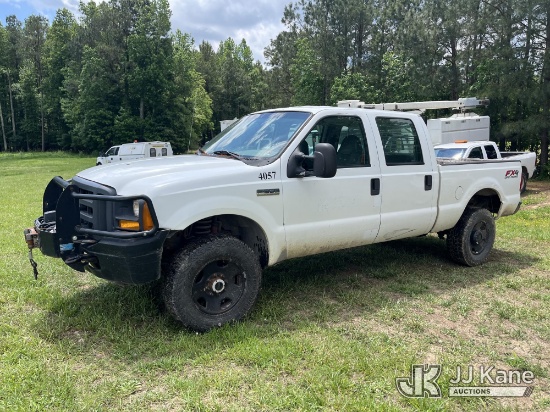 (Wakefield, VA) 2005 Ford F350 4x4 Crew-Cab Pickup Truck Runs & Moves) (ABS Light On, Body Damage