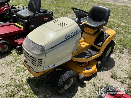 (Tampa, FL) Cub Cadet Lawn Mower Runs, Moves & Operates)( Paint & Body Damage