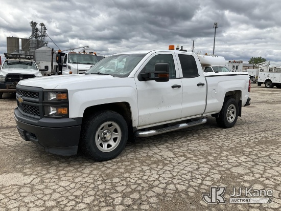 (South Beloit, IL) 2015 Chevrolet Silverado 1500 Extended-Cab Pickup Truck Runs & Moves) (Rear Seats