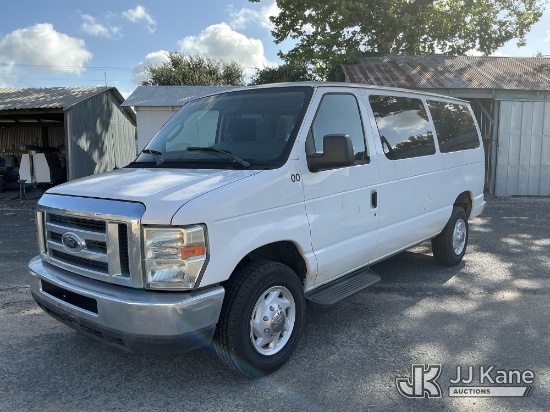 (La Grange, TX) 2009 Ford E350 Passenger Van Runs & Moves) (Cracked Windshield