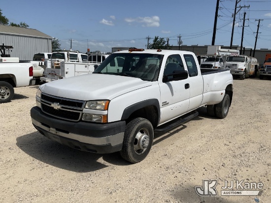 (San Antonio, TX) 2006 Chevrolet Silverado 3500 Extended-Cab Dual Wheel Pickup Truck Runs & Moves)(J