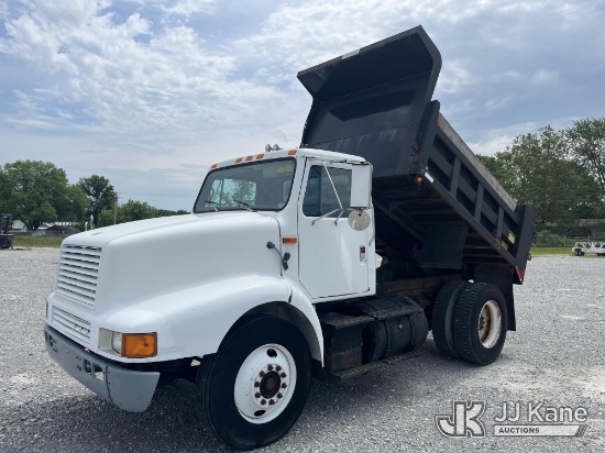 (Hawk Point, MO) 1990 International 8200 Dump Truck Runs, Moves & Operates) (Rust Noted, Minor Paint