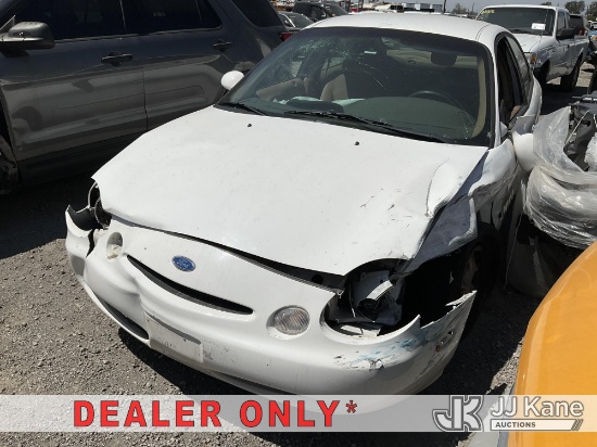 (Jurupa Valley, CA) 1997 Ford Taurus 4-Door Sedan Not Running, Condition Unknown, Wrecked) (Airbags 