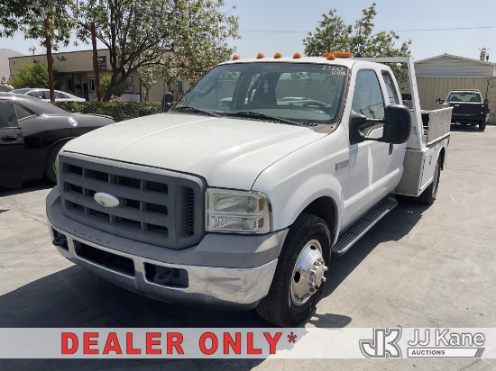 (Jurupa Valley, CA) 2005 Ford F350 Extended-Cab Flatbed/Service Truck Runs & Moves) (Check Engine Li