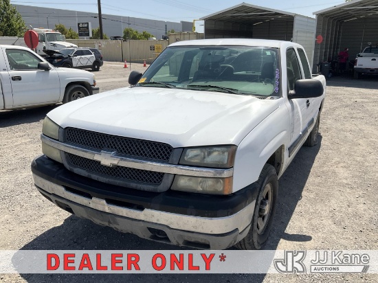 (Jurupa Valley, CA) 2004 Chevrolet Silverado 1500 4x4 Extended-Cab Pickup Truck Runs & Moves) (Needs