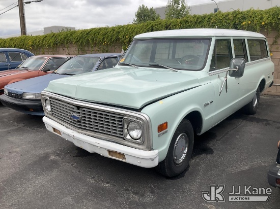 (Jurupa Valley, CA) 1972 Chevrolet Suburban 4-Door Sport Utility Vehicle Runs & Moves