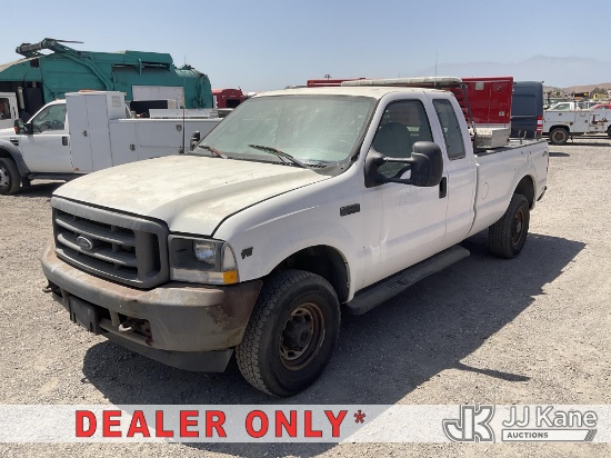 (Jurupa Valley, CA) 2002 Ford F-250 SD 4X4 Extended-Cab Pickup Truck Runs & Moves) (Cracked Windshie