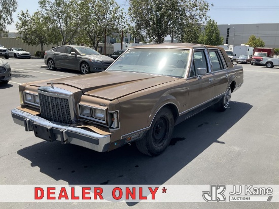(Jurupa Valley, CA) 1985 Lincoln Town Car 4-Door Sedan Runs & Moves) (Passenger Side Mirror Broken, 