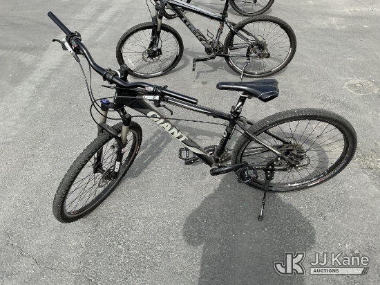 (Jurupa Valley, CA) Giant Bike (Used ) NOTE: This unit is being sold AS IS/WHERE IS via Timed Auctio