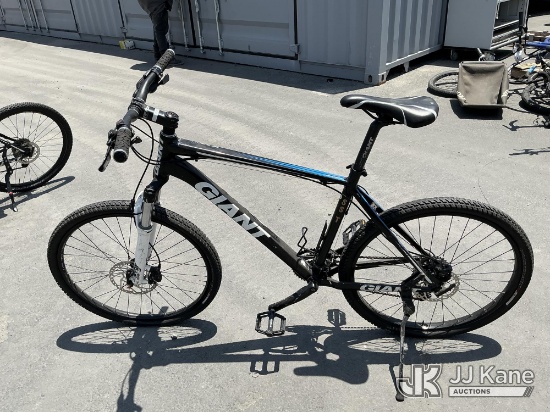 (Jurupa Valley, CA) Giant Bike (Used ) NOTE: This unit is being sold AS IS/WHERE IS via Timed Auctio