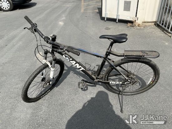 (Jurupa Valley, CA) Giant Bike (Used ) NOTE: This unit is being sold AS IS/WHERE IS via Timed Auctio