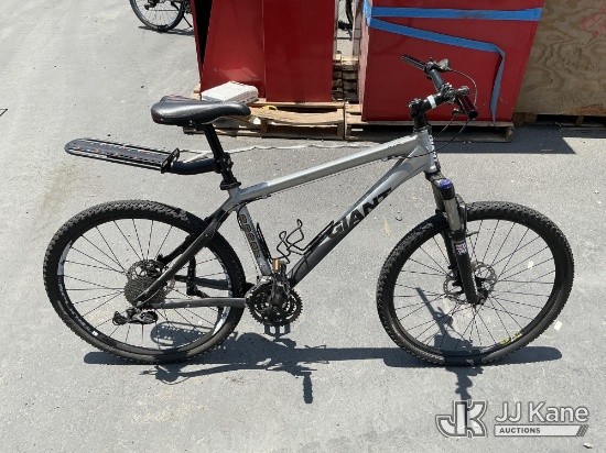 (Jurupa Valley, CA) Giant Bike (Used ) NOTE: This unit is being sold AS IS/WHERE IS via Timed Auctio