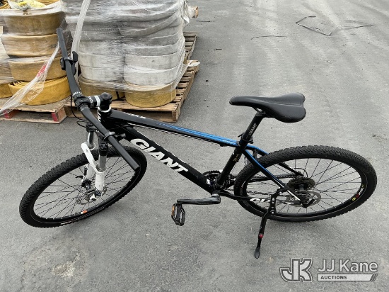 (Jurupa Valley, CA) Giant Bike (Used ) NOTE: This unit is being sold AS IS/WHERE IS via Timed Auctio