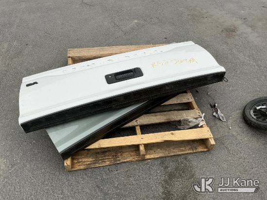 (Jurupa Valley, CA) (1 Pallet) Tailgates (Used ) NOTE: This unit is being sold AS IS/WHERE IS via Ti