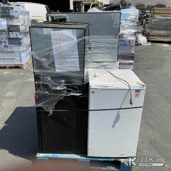 (Jurupa Valley, CA) Pallet Of Mini Fridges & Dryer (Used ) NOTE: This unit is being sold AS IS/WHERE