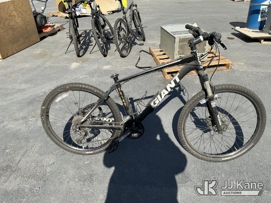 (Jurupa Valley, CA) Giant Bike (Used ) NOTE: This unit is being sold AS IS/WHERE IS via Timed Auctio