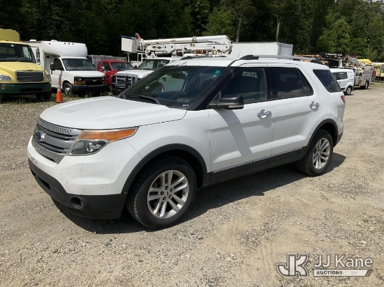 (Shrewsbury, MA) 2015 Ford Explorer 4x4 4-Door Sedan Runs & Moves) (Decaying Animal Smell Inside