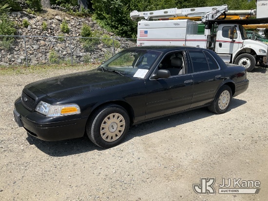 (Shrewsbury, MA) 2004 Ford Crown Victoria 4-Door Sedan Runs & Moves) (Check Engine Light On, Body & 