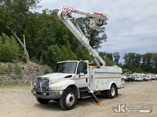 (Shrewsbury, MA) Altec A0442, Material Handling Bucket Truck rear mounted on 2007 International 4400