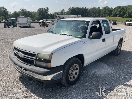 (Verona, KY) 2006 Chevrolet Silverado 1500 Extended-Cab Pickup Truck Runs & Moves) Rust & Body Damag