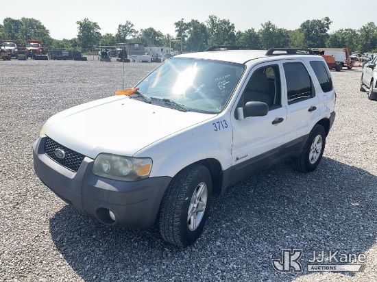 (Verona, KY) 2007 Ford Escape 4x4 4-Door Sport Utility Vehicle Runs & Moves) (Bad Battery, Rear Seat