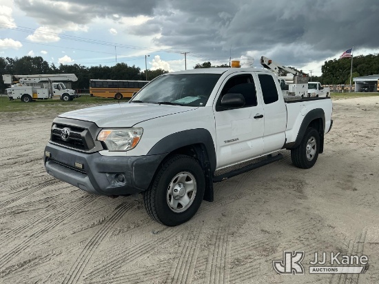 (Thonotosassa, FL) 2014 Toyota Tacoma 4x4 Extended-Cab Pickup Truck Runs & Moves) (Paint Damage