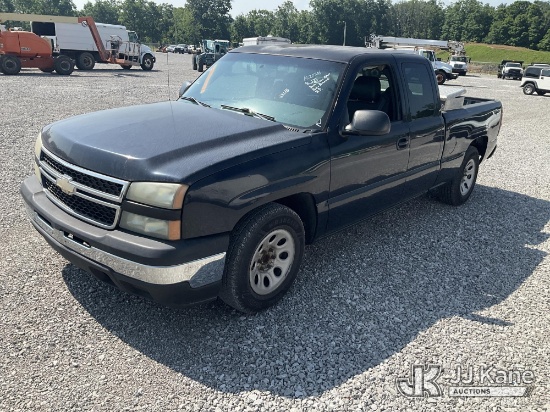 (Verona, KY) 2006 Chevrolet Silverado 1500 Extended-Cab Pickup Truck Runs & Moves) (Dash Taken Apart