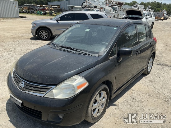 (Thonotosassa, FL) 2011 Nissan Versa 4-Door Hatch Back Runs & Moves) (Jump To Start, Body/Paint Dama