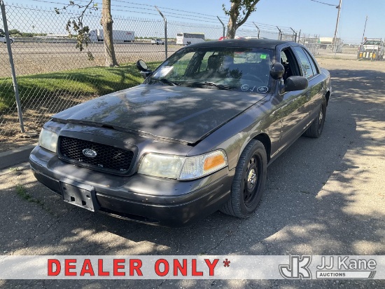 (Dixon, CA) 2011 Ford Crown Victoria Police Interceptor 4-Door Sedan Runs & Moves) (No Horn, Passed