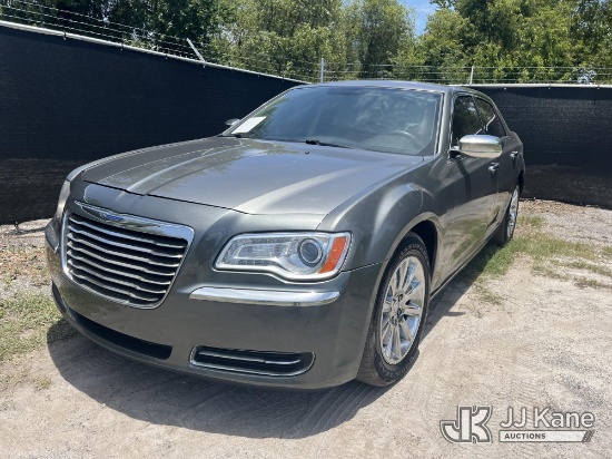 (Tampa, FL) 2011 Chrysler 300 4-Door Sedan Runs & Moves) (Dash Warning Indicator Light On, Exterior