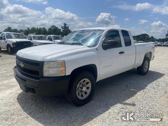 (Villa Rica, GA) 2011 Chevrolet Silverado 1500 4x4 Extended-Cab Pickup Truck Runs & Moves) (Windshie