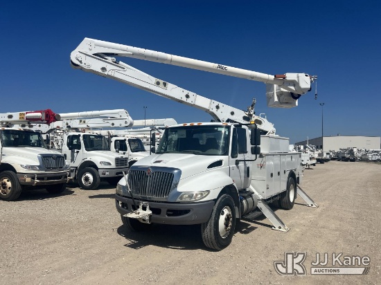 (Waxahachie, TX) Altec AA55-MH, Material Handling Bucket Truck rear mounted on 2018 International Du