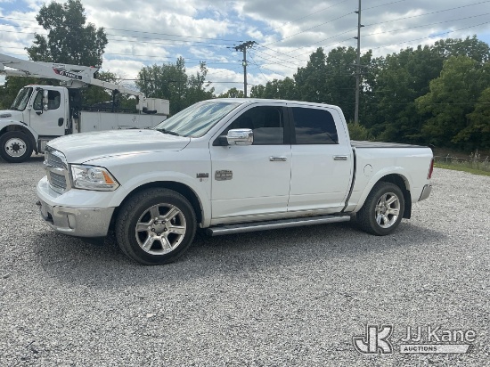 (Fort Wayne, IN) 2015 RAM 1500 Crew-Cab Pickup Truck Runs & Moves) (Dash Warning Indicator On