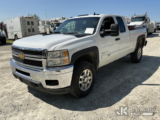 (Shrewsbury, MA) 2013 Chevrolet Silverado 2500HD Extended-Cab Pickup Truck Runs & Moves) (Windshield