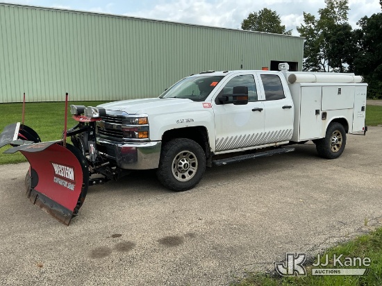 (Neenah, WI) 2017 Chevrolet Silverado 3500HD Extended-Cab Enclosed Service Truck Runs, Moves & Plow