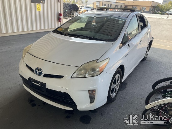 (Jurupa Valley, CA) 2015 Toyota Prius 4-Door Hatch Back Runs & Moves) Open Manufacturer Recall Numb