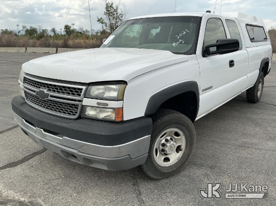 (Salt Lake City, UT) 2005 Chevrolet Silverado 2500HD 4x4 Extended-Cab Pickup Truck Runs & Moves) (Da
